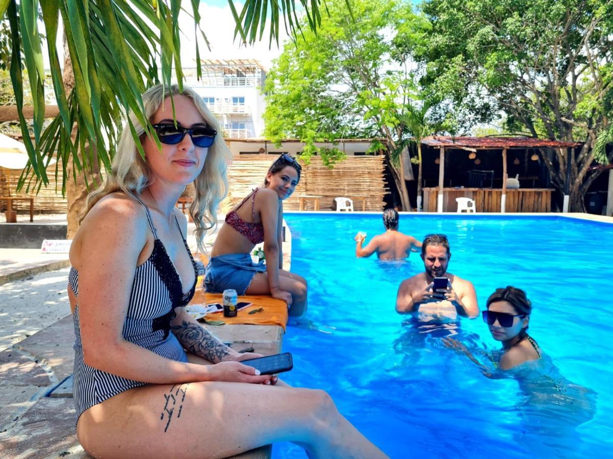 The All Inclusive Hostel - Food, Drinks And Transportation To The Beach And Cenotes Тулум Екстер'єр фото
